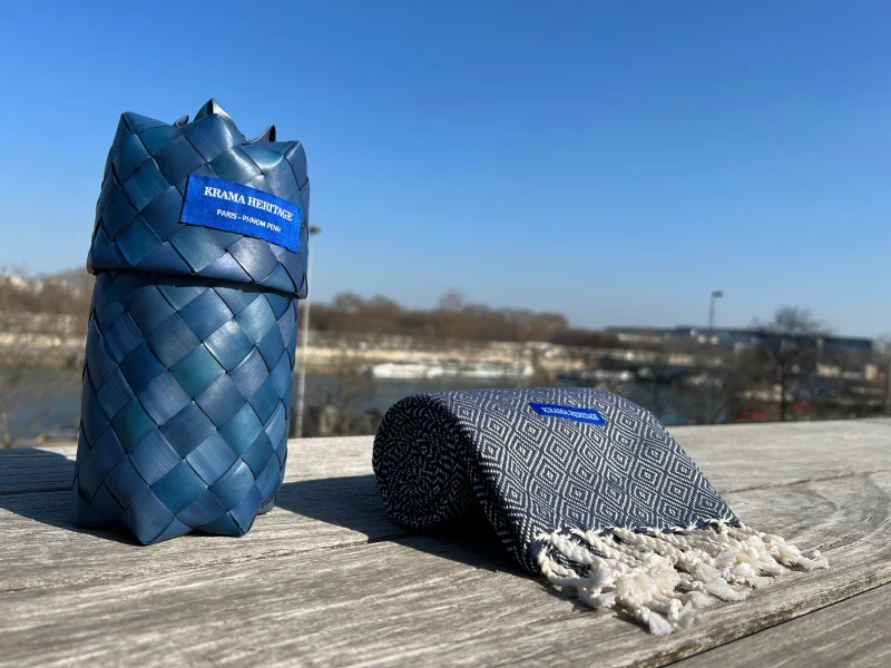 Grande écharpe en coton avec écrin en palmier tressé - Bleu Marine - Image 3