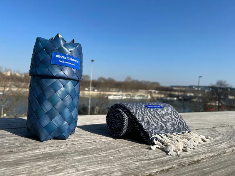 Grande écharpe en coton avec écrin en palmier tressé - Bleu Marine - Image 9