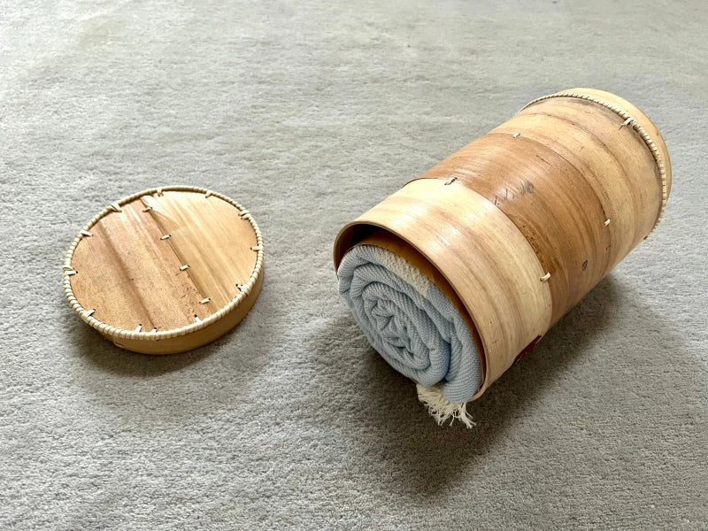 Grande écharpes douce Bleu Ciel dans son écrin en écorce de palmier - Image 2