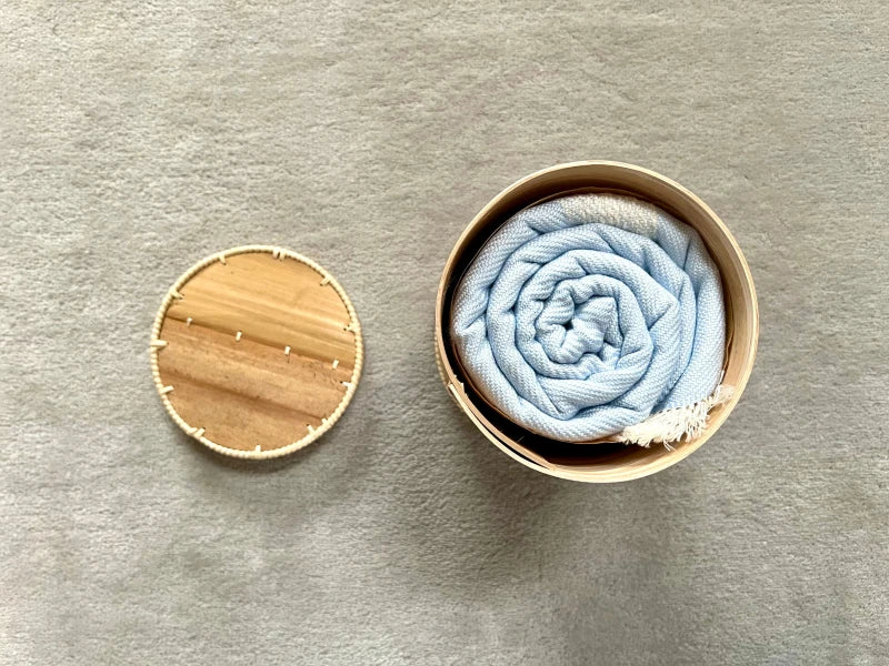 Grande écharpes douce Bleu Ciel dans son écrin en écorce de palmier - Image 5
