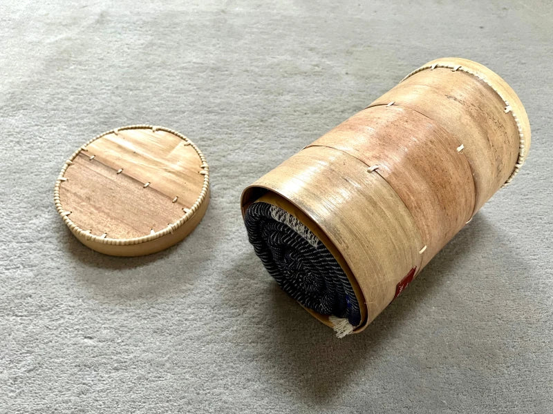 Grande écharpes douce Bleu Marine dans son écrin en écorce de palmier - Image 2
