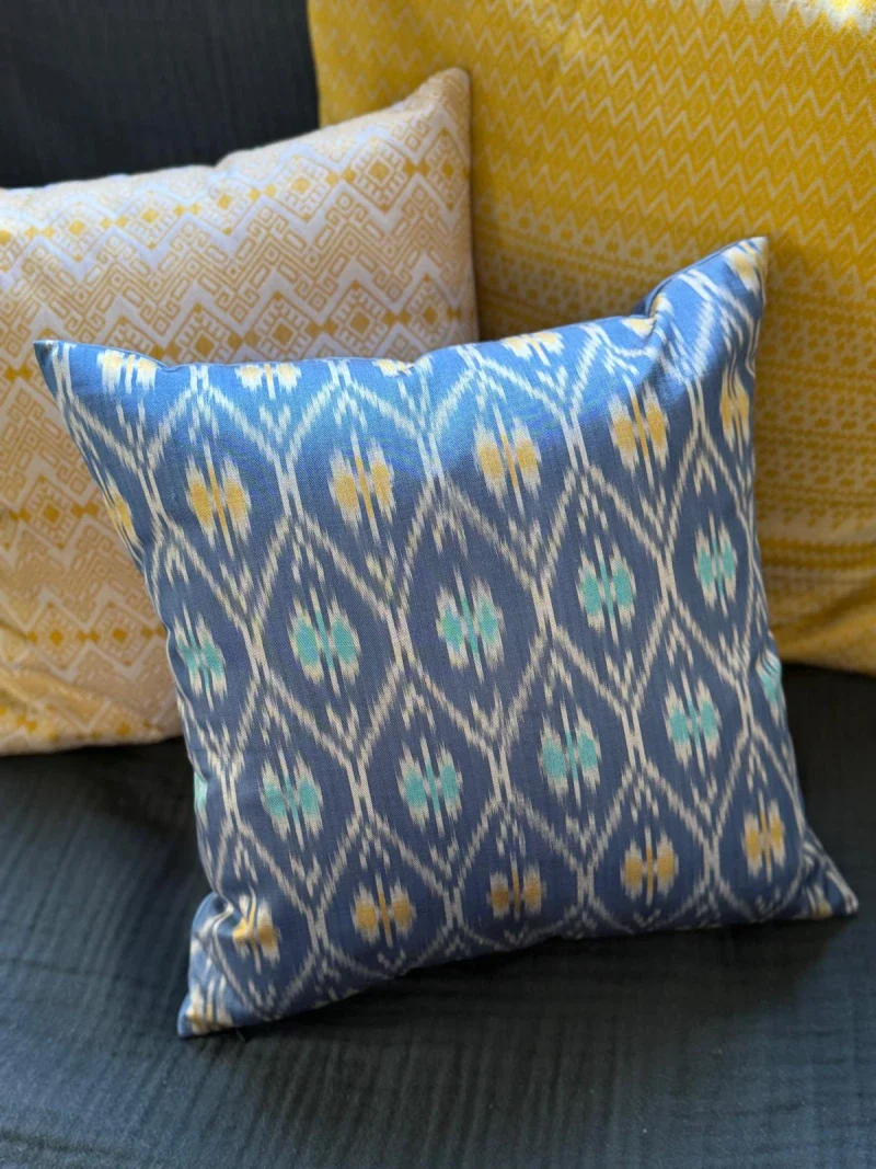 Housse de coussin en soie bleue et jaune - Image 2