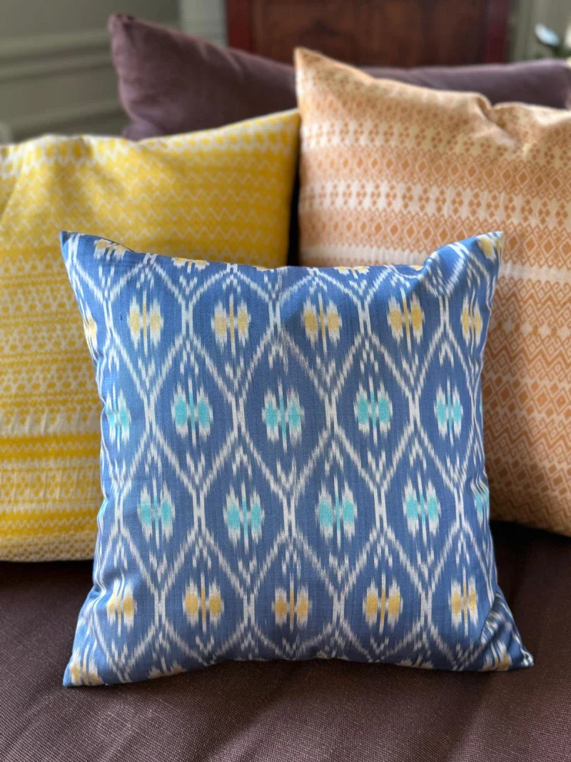 Housse de coussin en soie bleue et jaune - Image 3