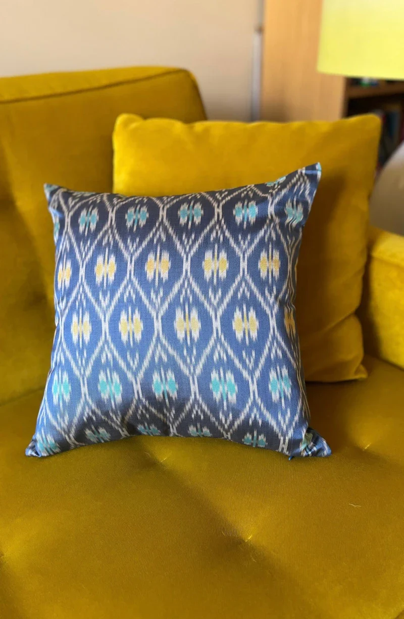 Housse de coussin en soie bleue et jaune - Image 6