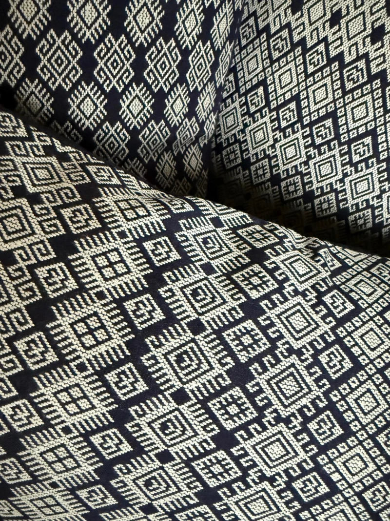 Housse de coussin Kachin bleu marine et beige - Image 2