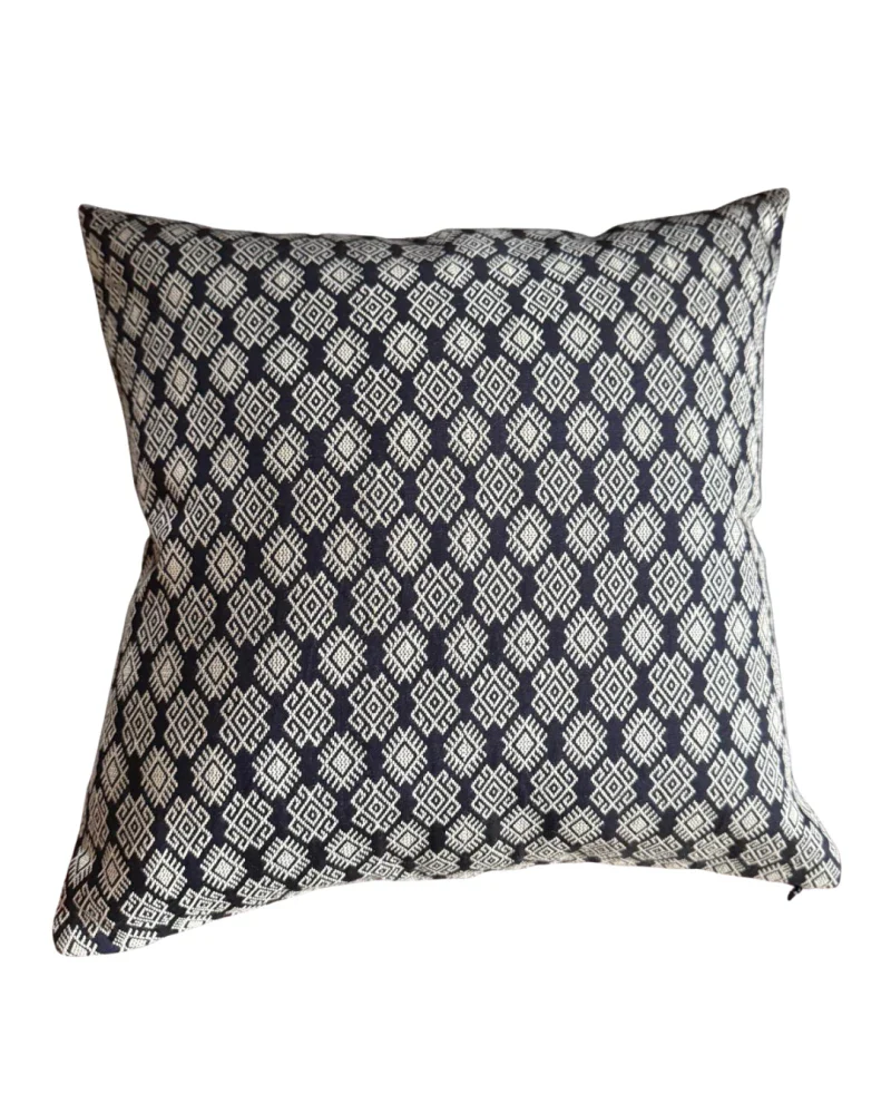 Housse de coussin Kachin bleu marine et beige - Image 4