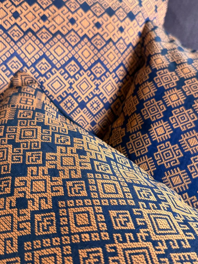Housse de coussin Kachin bleu marine et orange - Image 2