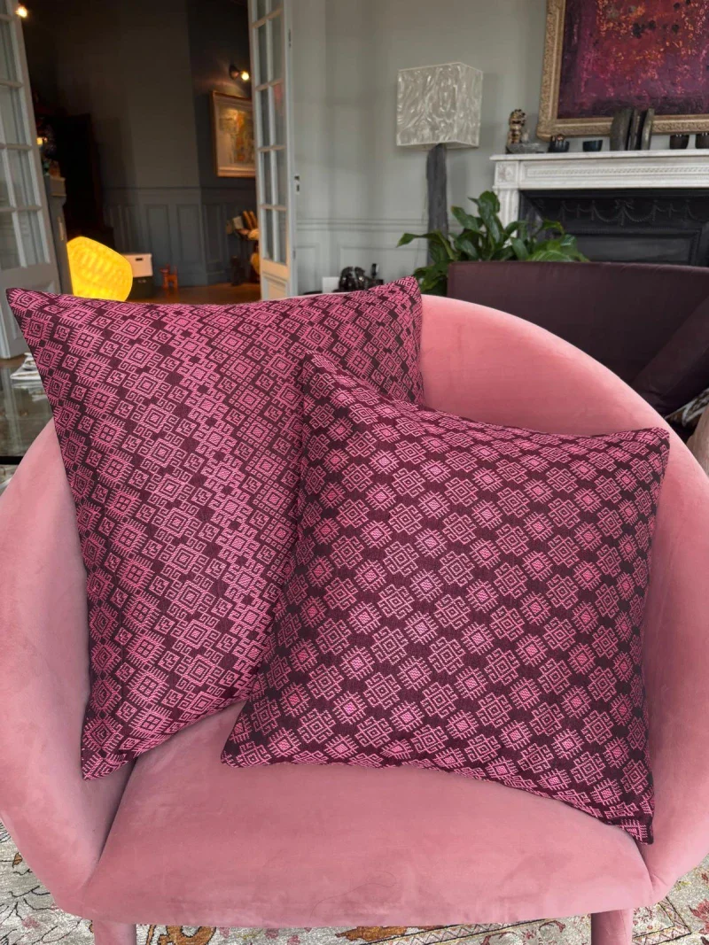 Housse de coussin Kachin bordeaux et rose