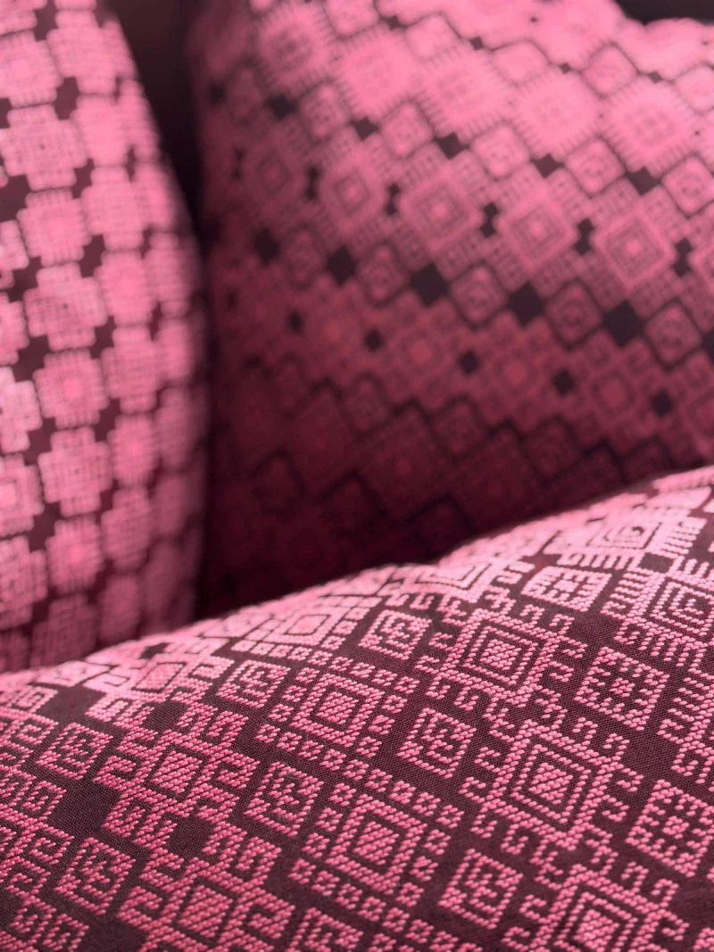 Housse de coussin Kachin bordeaux et rose - Image 2