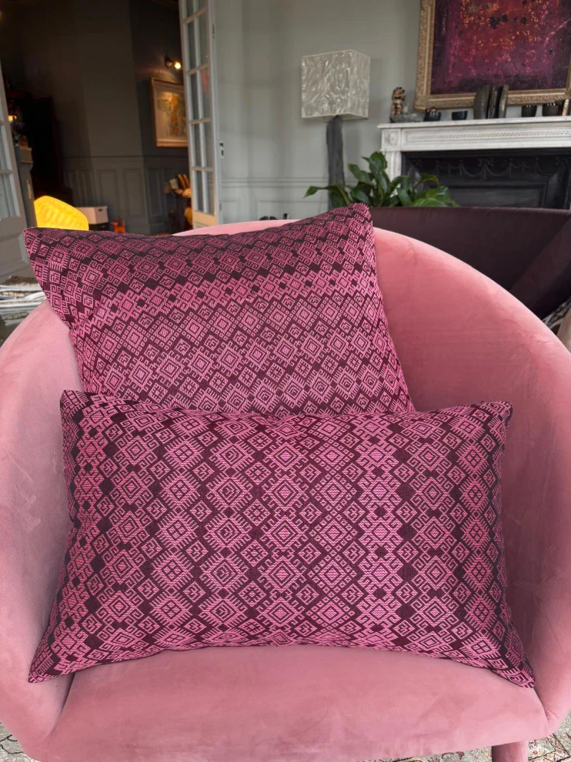 Housse de coussin Kachin bordeaux et rose - Image 3