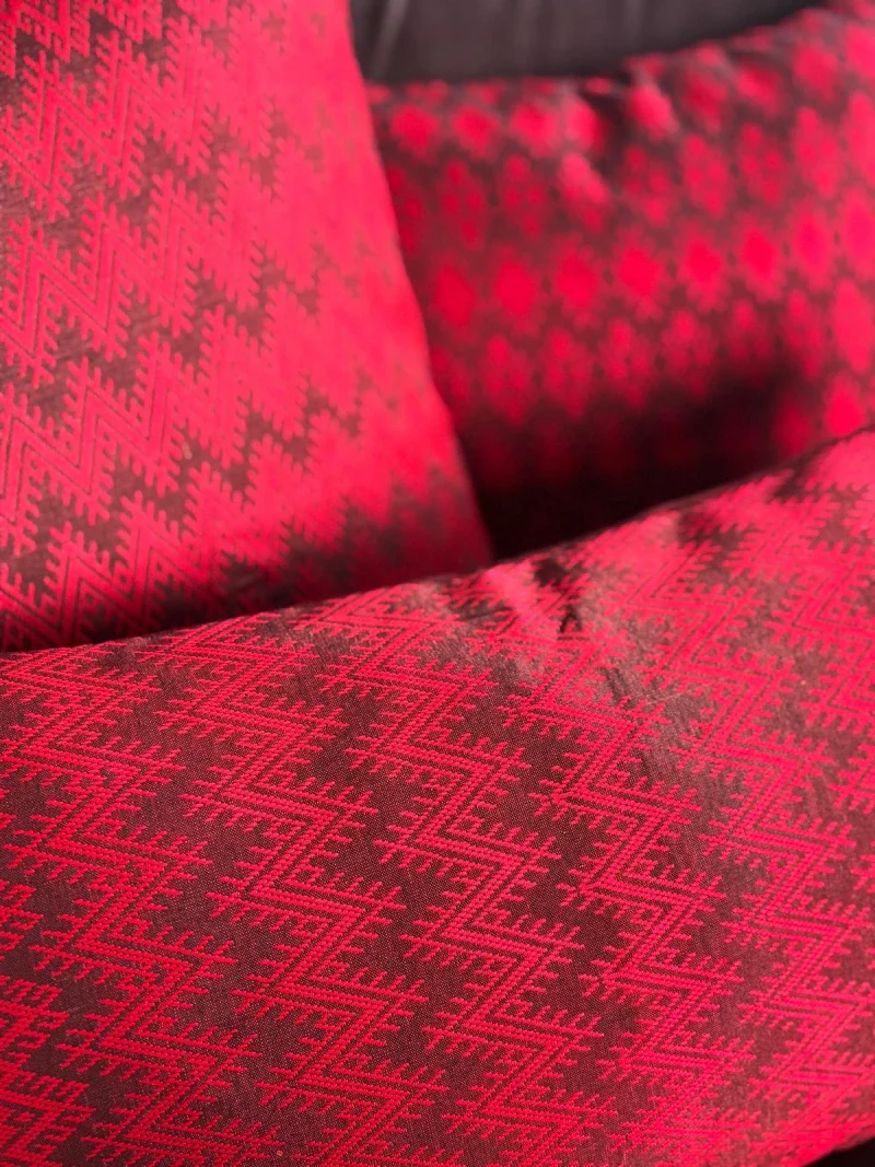 Housse de coussin Kachin bordeaux et rouge - Image 2