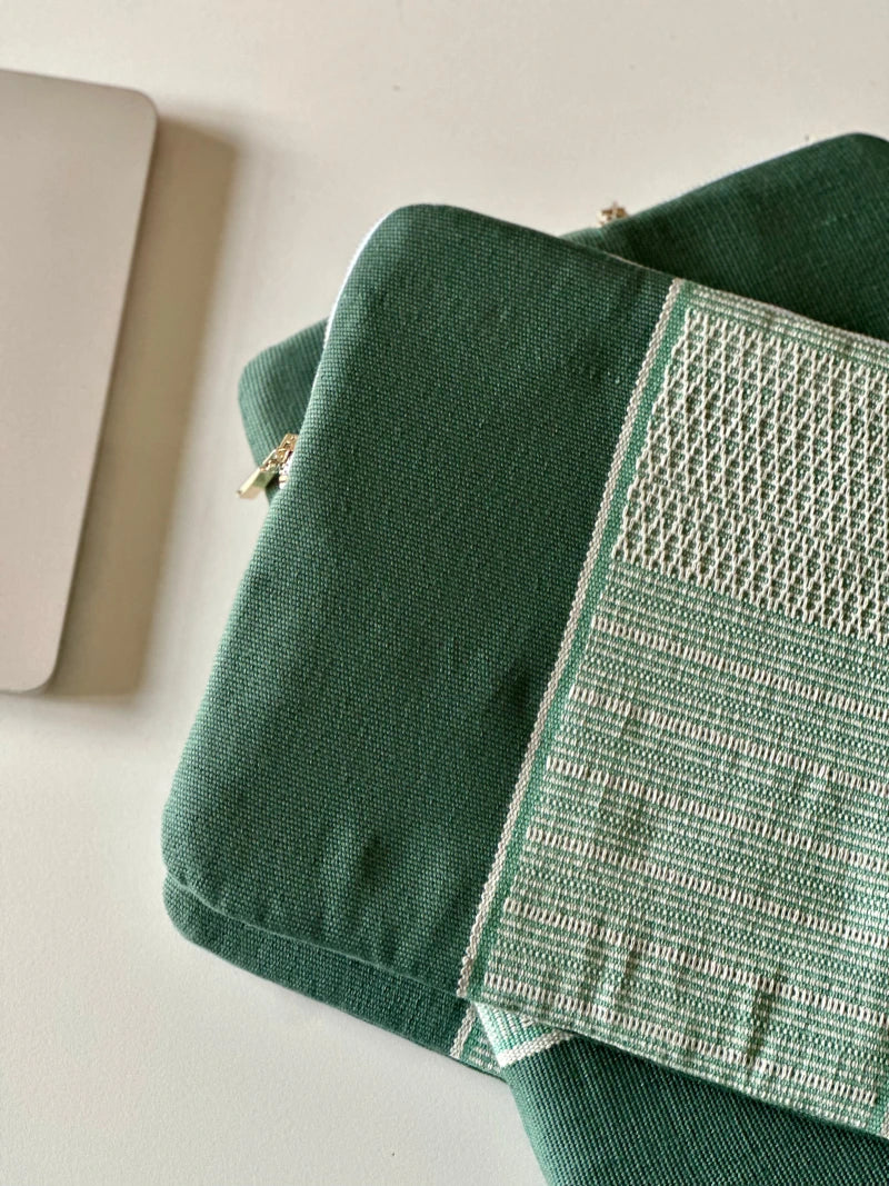 Housse d'ordinateur verte au tissage blanc - Image 4