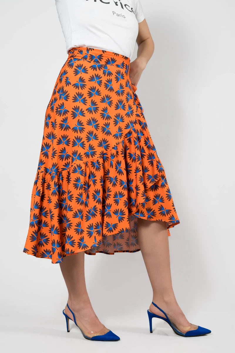 Jupe asymétrique orange à fleurs bleues - Image 2