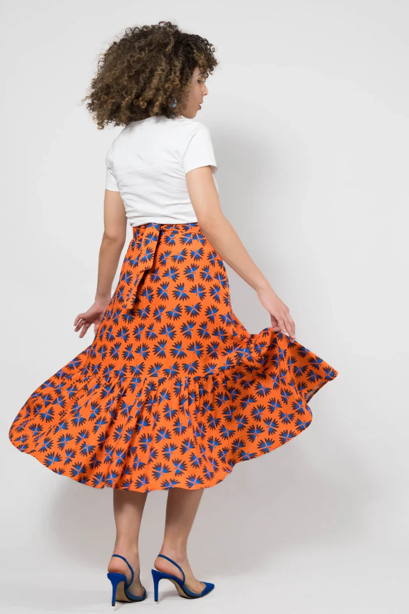 Jupe asymétrique orange à fleurs bleues - Image 3