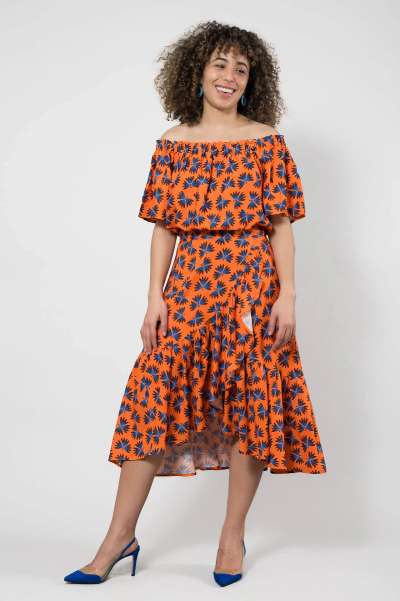 Jupe asymétrique orange à fleurs bleues - Image 4