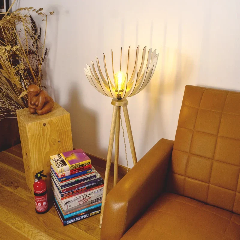 Lampadaire en bois design sur trépied - Athéna - Image 4