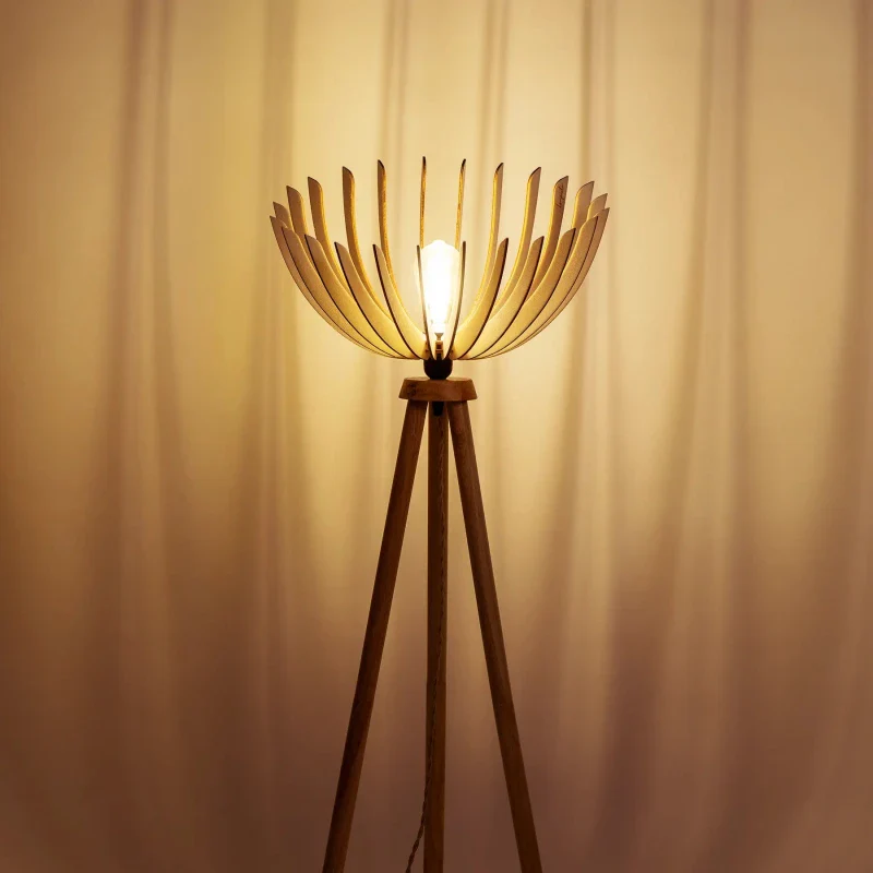 Lampadaire en bois design sur trépied - Athéna - Image 9
