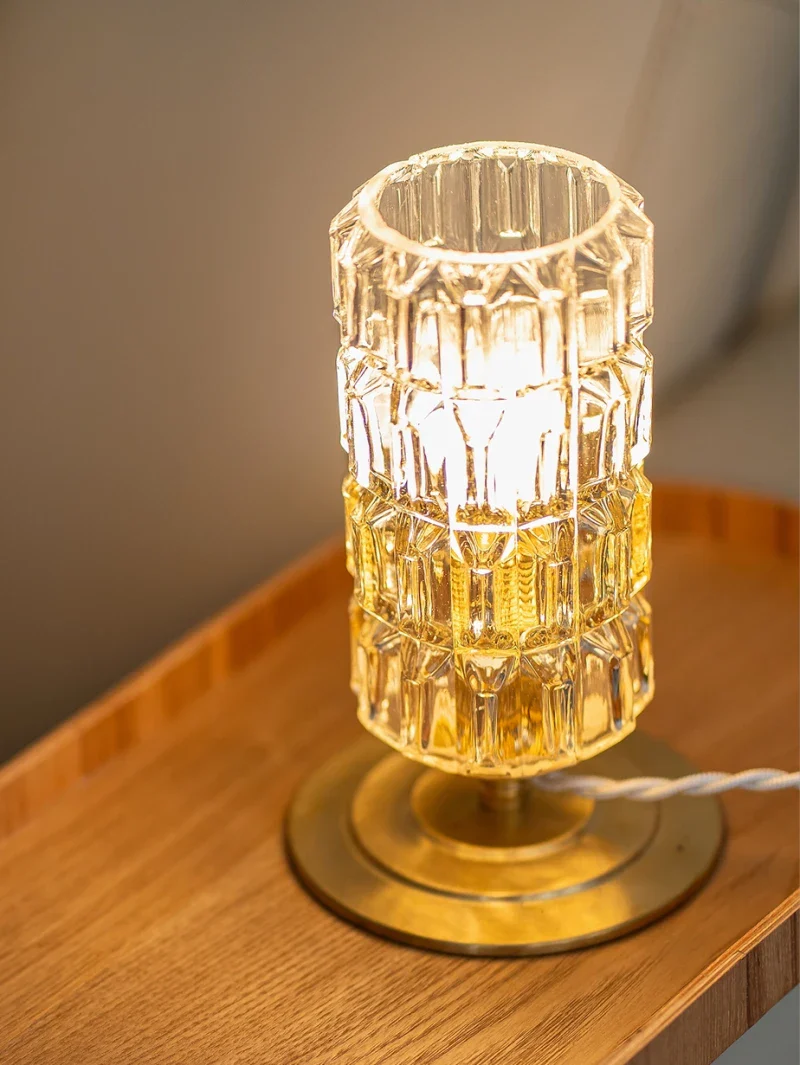 Lampe à poser - Globe en verre Moulé Vintage sur Base en laiton brossé - Camille - Image 3