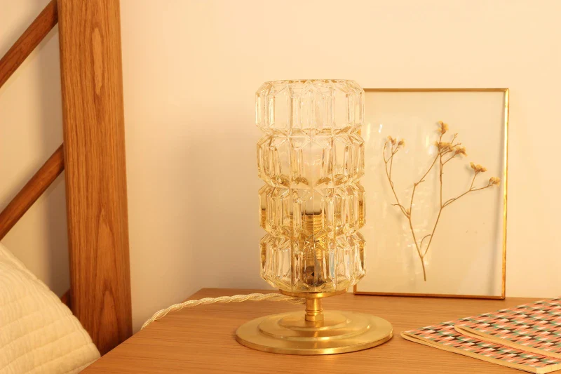 Lampe à poser - Globe en verre Moulé Vintage sur Base en laiton brossé - Camille - Image 5