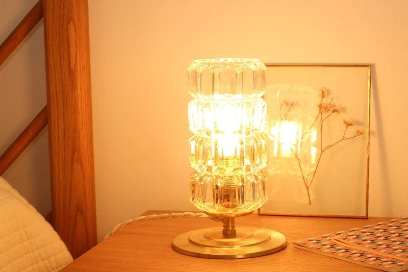 Lampe à poser - Globe en verre Moulé Vintage sur Base en laiton brossé - Camille - Image 6