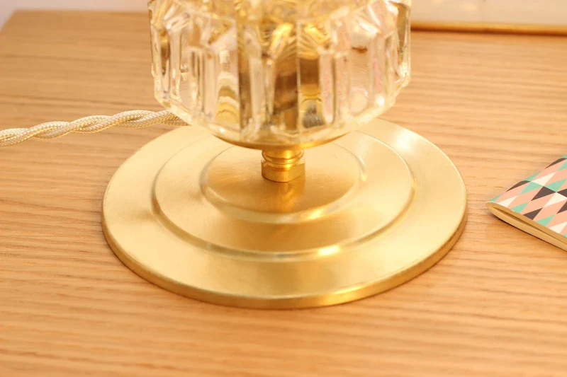 Lampe à poser - Globe en verre Moulé Vintage sur Base en laiton brossé - Camille - Image 7