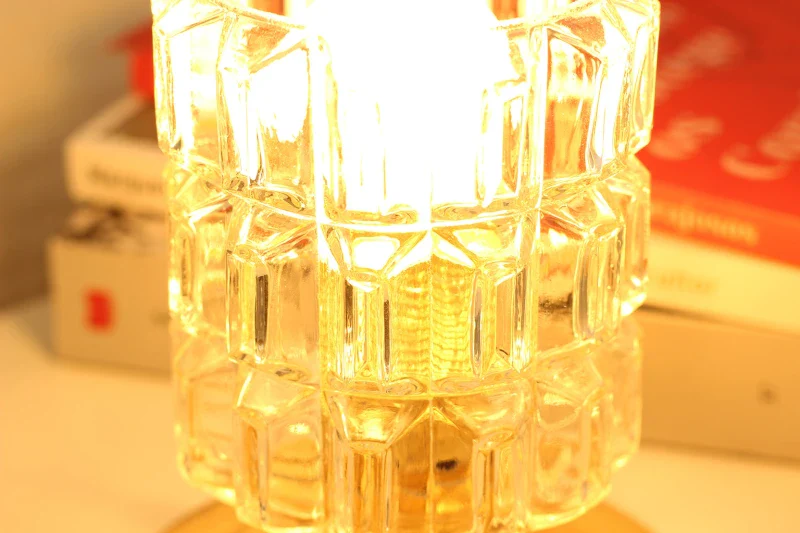 Lampe à poser - Globe en verre Moulé Vintage sur Base en laiton brossé - Gabriela - Image 3