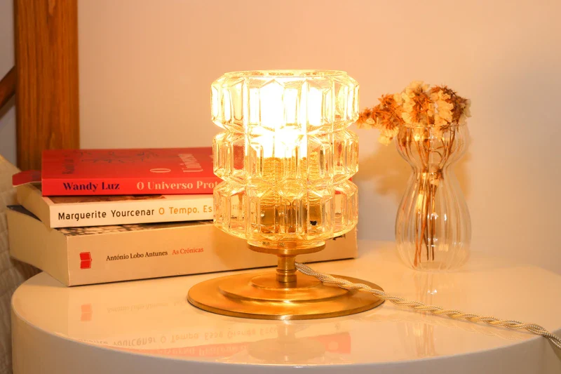 Lampe à poser - Globe en verre Moulé Vintage sur Base en laiton brossé - Gabriela - Image 4