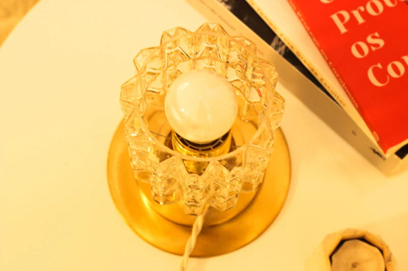 Lampe à poser - Globe en verre Moulé Vintage sur Base en laiton brossé - Gabriela - Image 5