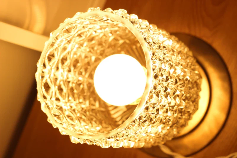 Lampe a poser - Globe en verre Vintage ciselé et Base en laiton - Céleste - Image 3