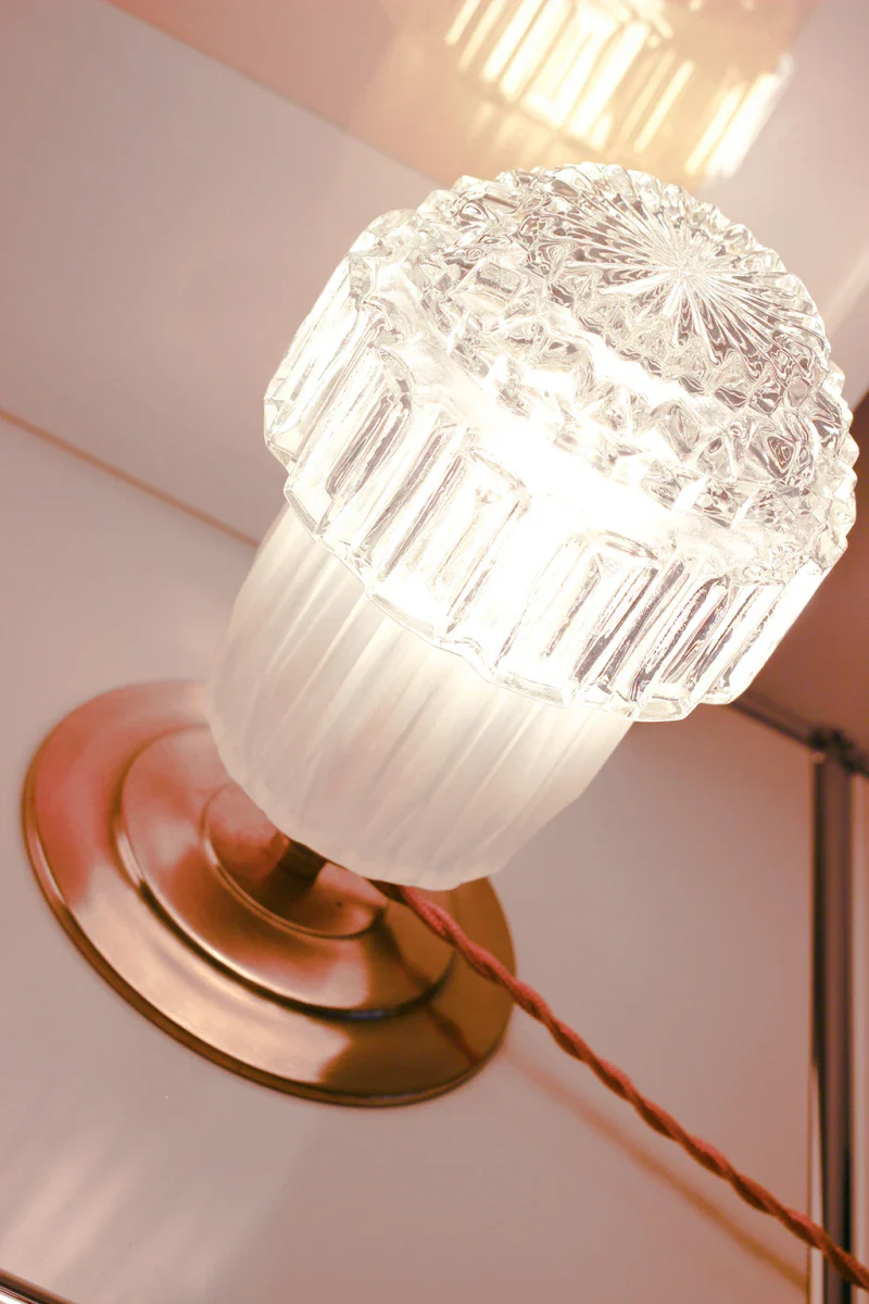 Lampe a poser - Globe en verre Vintage ciselé et Base en laiton - Clara - Image 3