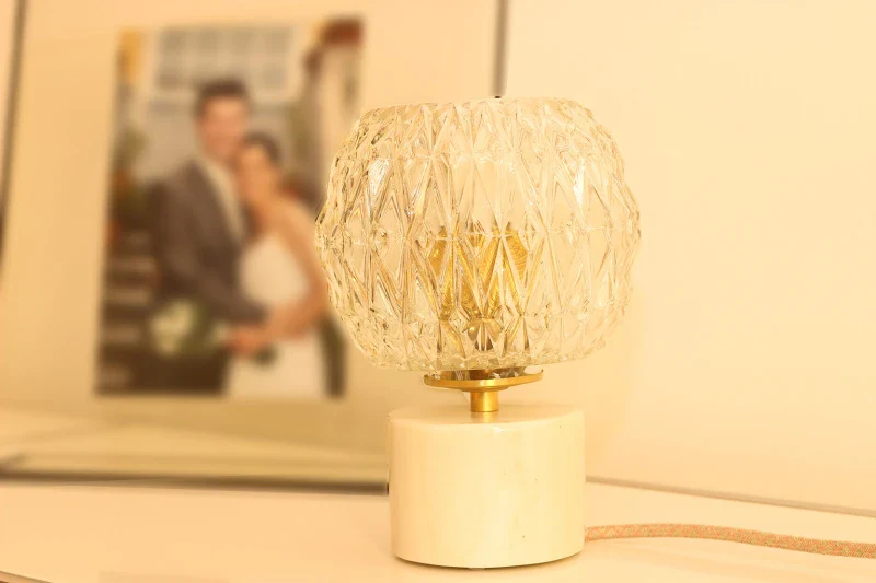 Lampe à poser - Globe en verre Vintage Ciselé et Base en marbre - Emma - Image 3