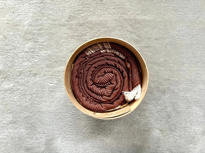 Grande écharpe douce marron dans son écrin en écorce de palmier - Image 2