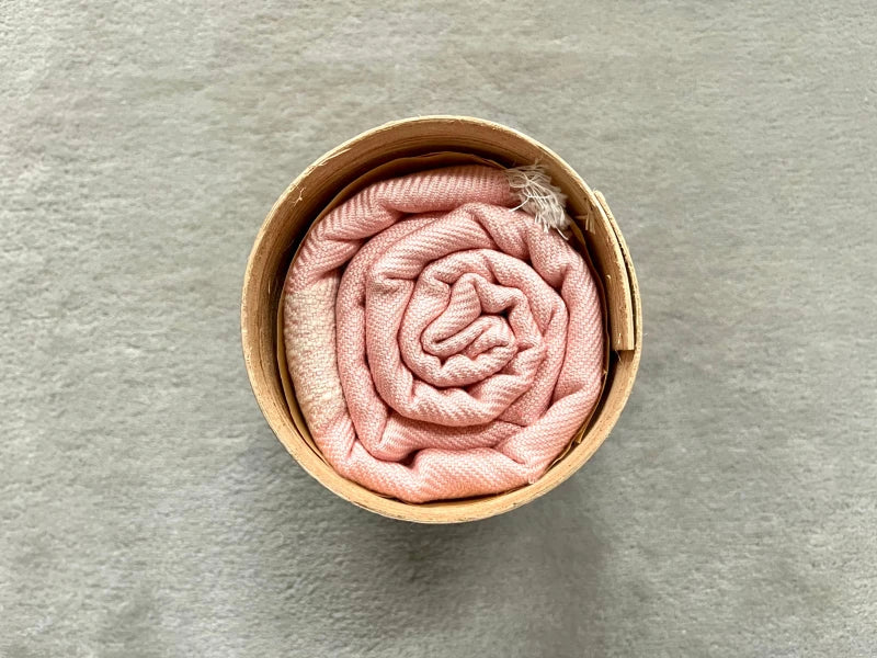Grand écharpe Doux Rose avec écrin en écorce de palmier - Image 3