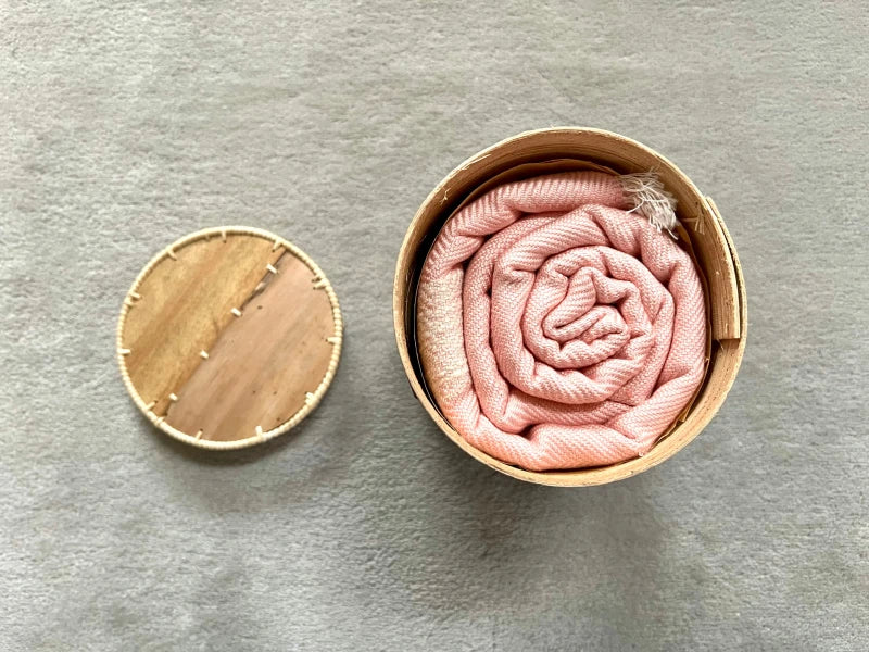 Grand écharpe Doux Rose avec écrin en écorce de palmier - Image 5
