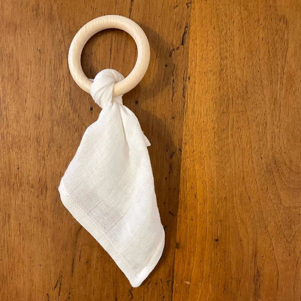 Doudou en coton bio & Anneau de dentition en bois | 5 coloris - Image 15