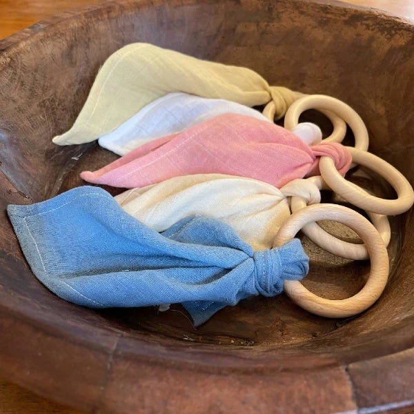 Doudou en coton bio & Anneau de dentition en bois | 5 coloris - Image 2