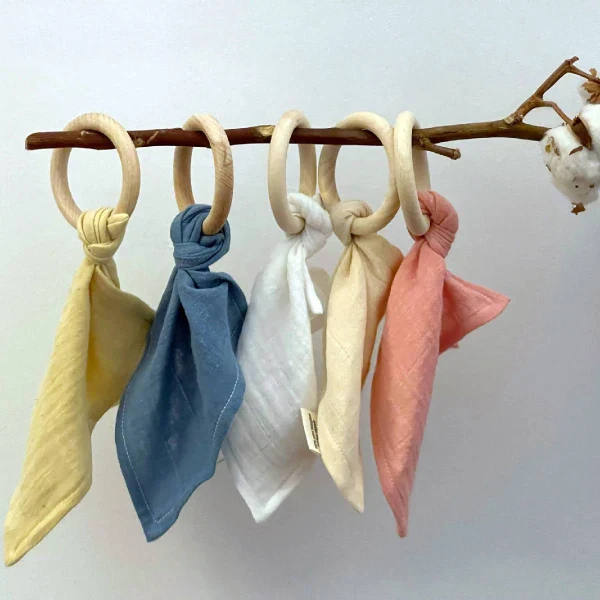 Doudou en coton bio & Anneau de dentition en bois | 5 coloris - Image 3