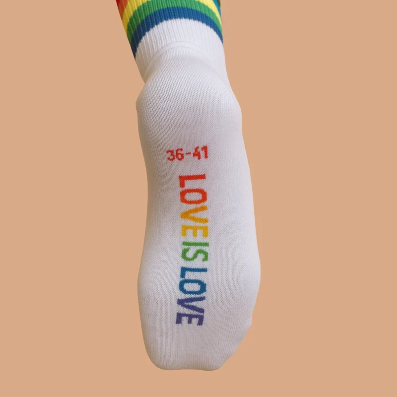 Chaussettes blanches à rayures arc-en-ciel - Love is Love Pride Sock White - Image 2