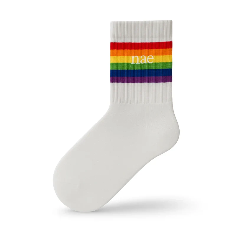 Chaussettes blanches à rayures arc-en-ciel - Love is Love Pride Sock White - Image 3