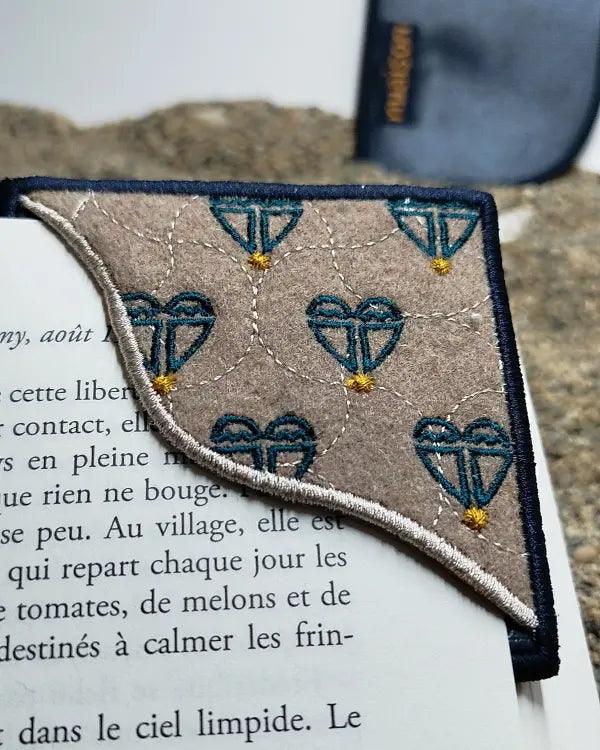 Marque-pages en tissu brodé - Image 2