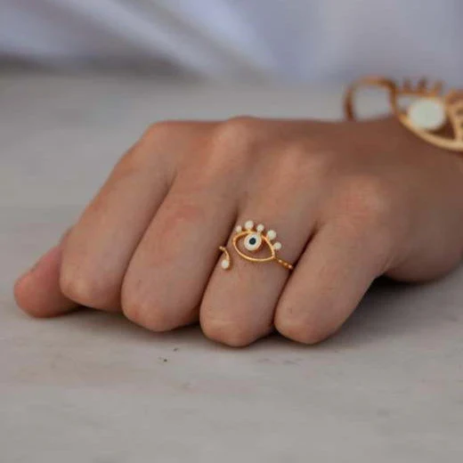 Bague dorée avec petit oeil