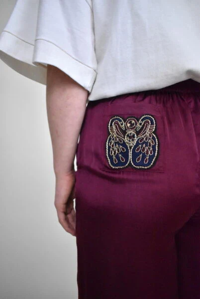 Pantalon bordeaux coupe sophistiquée en fibres de pétales de roses - Image 2