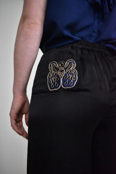 Pantalon fuseau noir en fibre de pétales de roses - Image 2