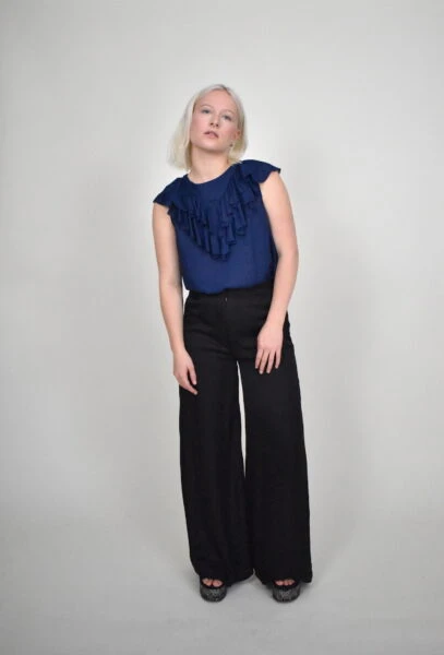 Pantalon fuseau noir en fibre de pétales de roses - Image 3