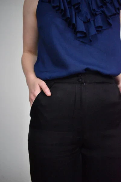 Pantalon fuseau noir en fibre de pétales de roses - Image 4