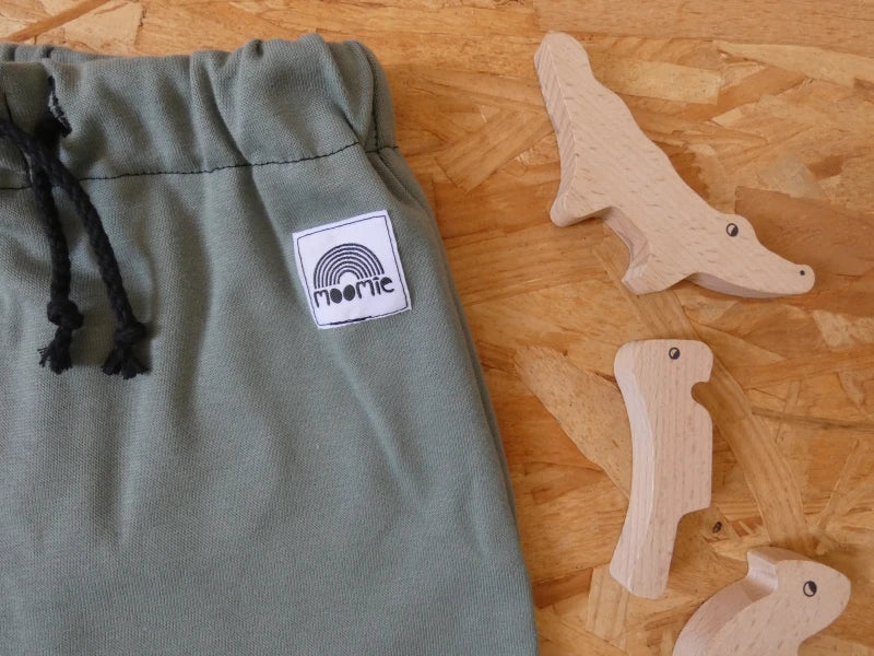 Pantalon jogpant vert kaki pour bébé en coton bio - Moomie - Image 2