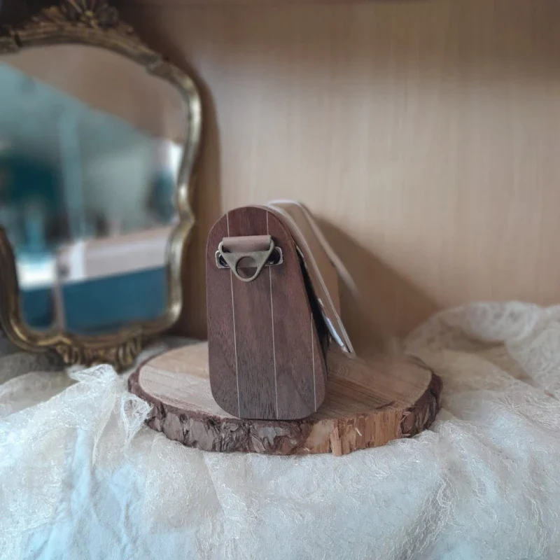 Petit sac en bois et alter-cuir de raisin noir et camel - Image 3