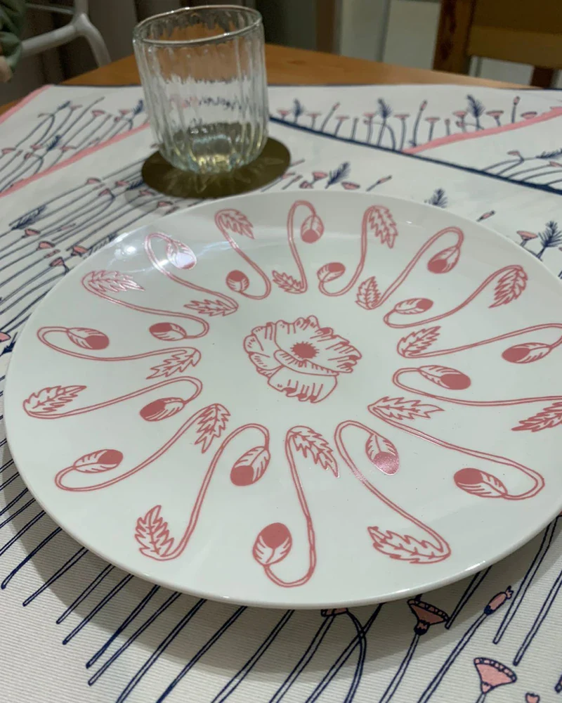 Petite assiette rouge en porcelaine – Poppy - Image 4