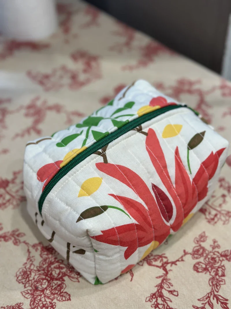 Petite trousse de toilette en tissus recyclés - Image 3
