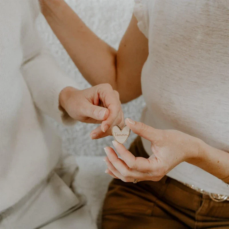 Pin's en bois artisanal - Tu vas être Témoin - Image 4